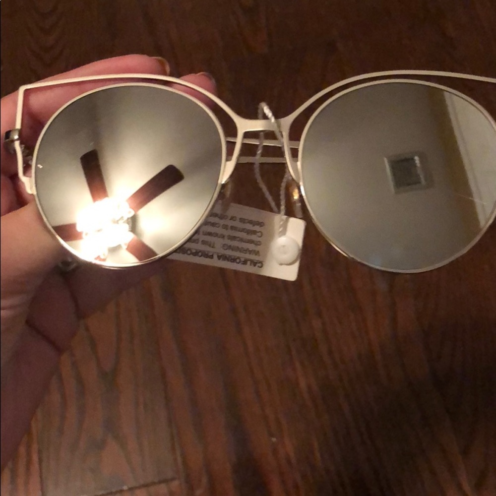 Sunnies - Picture 2 of 3